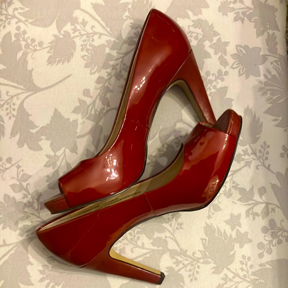 Shiny red open-toed pumps